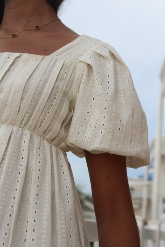 Detalle de tela calada blanca